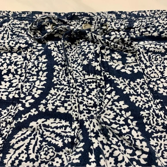 • [GAP] Blue & White Floral Shorts • - Picture 10 of 10